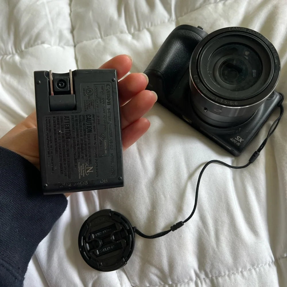 CANON SX 420 IS - perfect condition - comes with everything you need - wifi